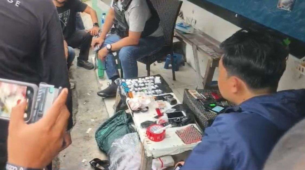 Kampung Ambon Jakbar Digerebek BNN, Sabu – Senpi Disita Puluhan Orang Ditangkap