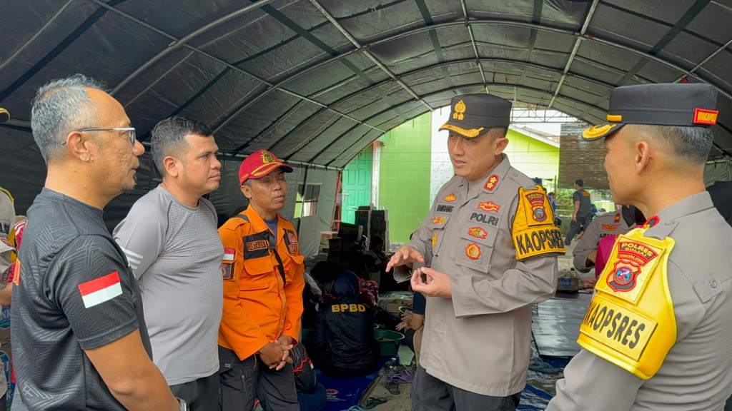 Kapolres Binjai bersama Bhayangkari Pantau dan Salurkan Bantuan Korban Banjir