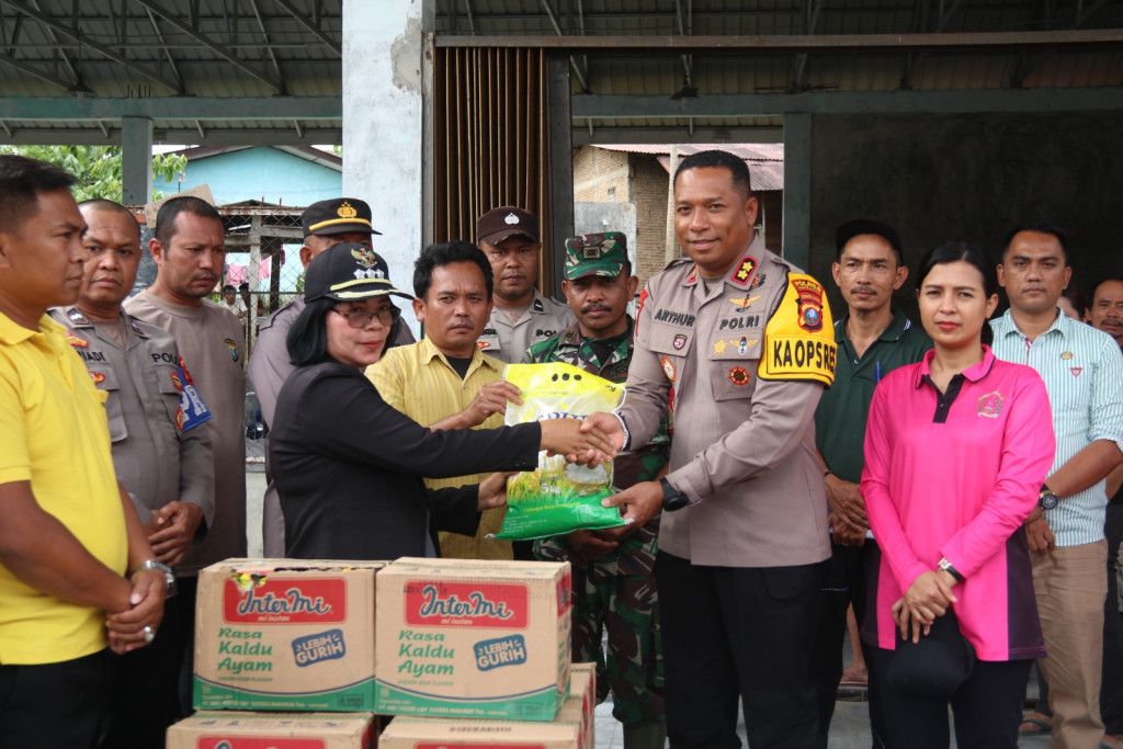 Kapolres Humbahas Kunjungi Banjir Bandang di Sihombu Serahkan Bantuan Sembako dan Layanan Kesehatan