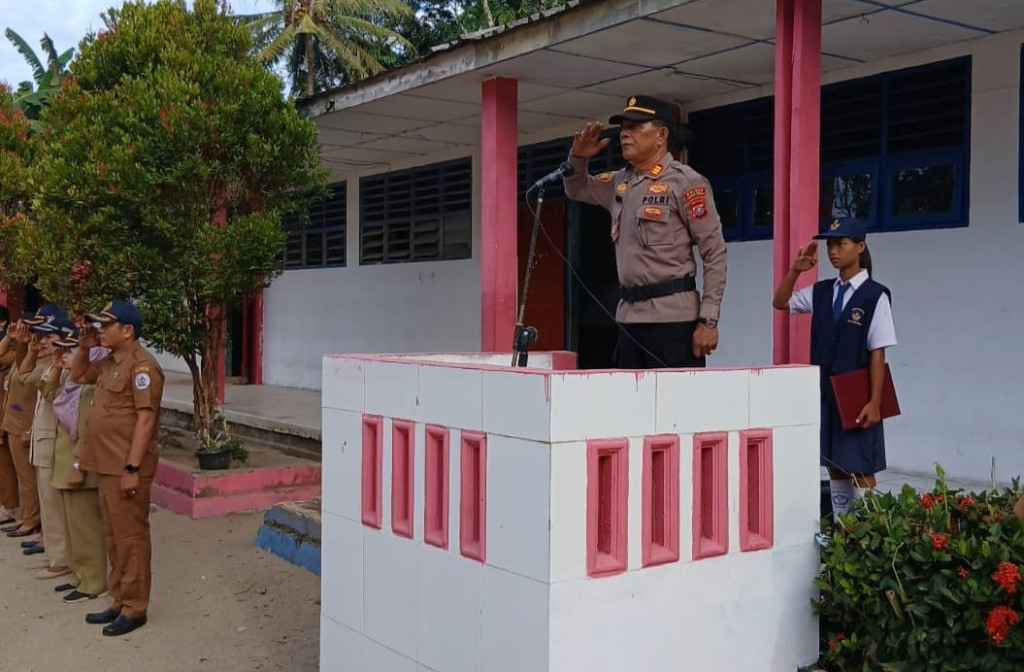 Kapolsek Sorkam Pembina Upacara di SMP Negeri 1 Sorkam