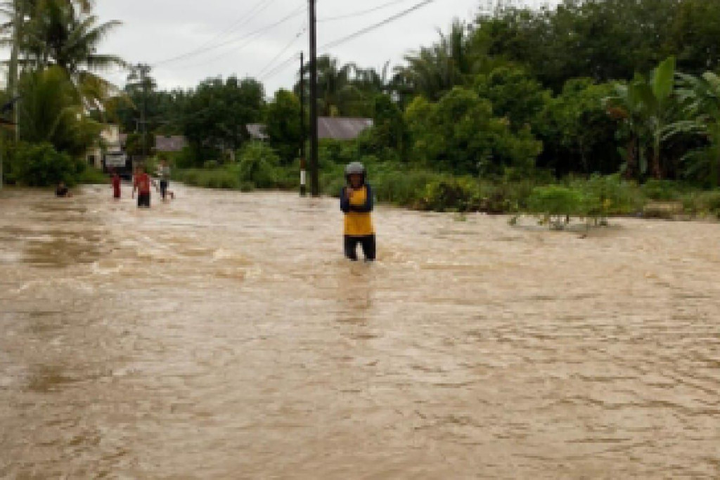 Kisah Haru Pria Jalan Kaki ke Tukka, Mencari Istri dan Anak Pasca Banjir Bandang