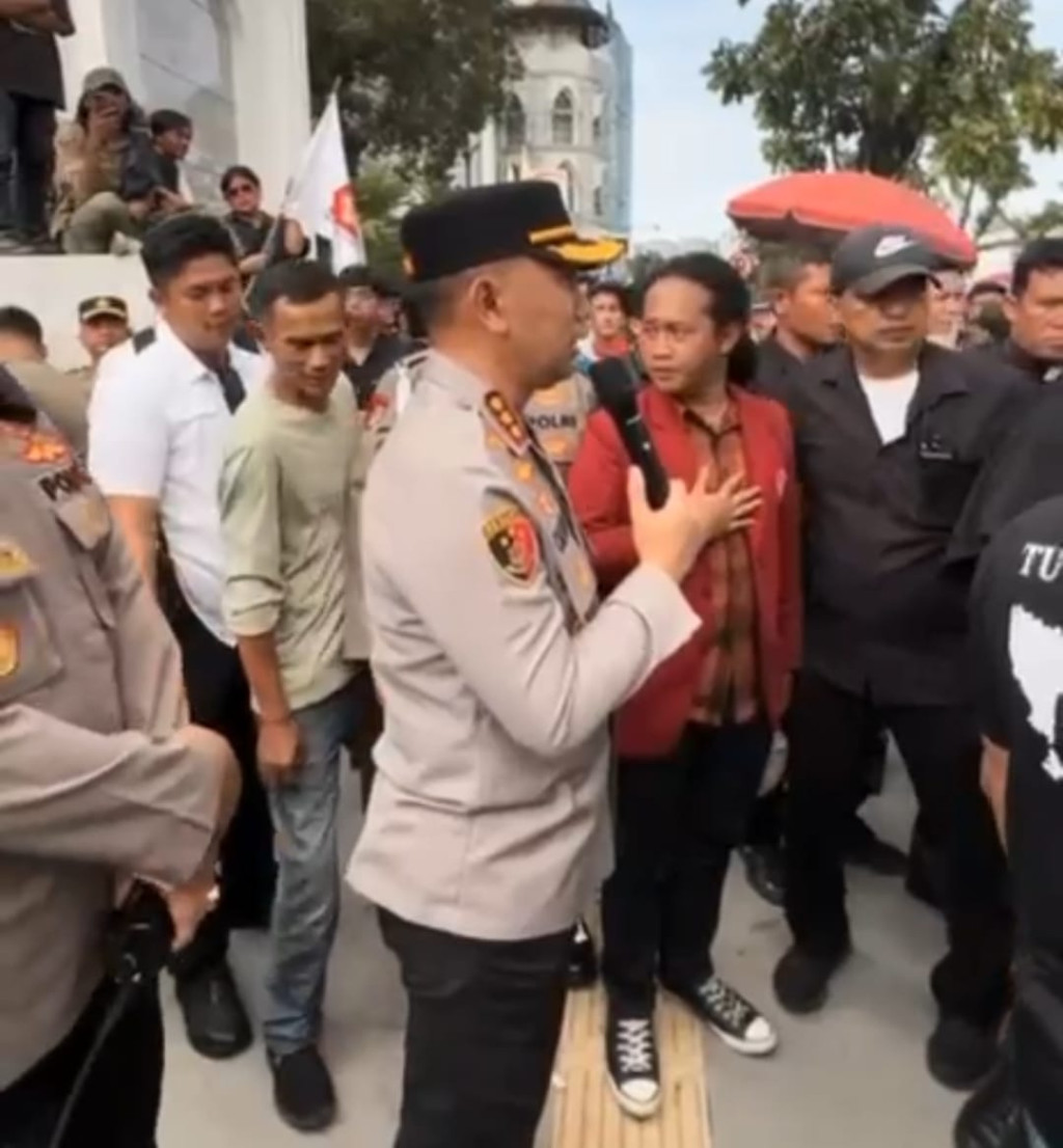 Kombes Calvijn bersama Polwan Polda Sumut Humanis Pengamanan UNRAS di Kantor Gubsu