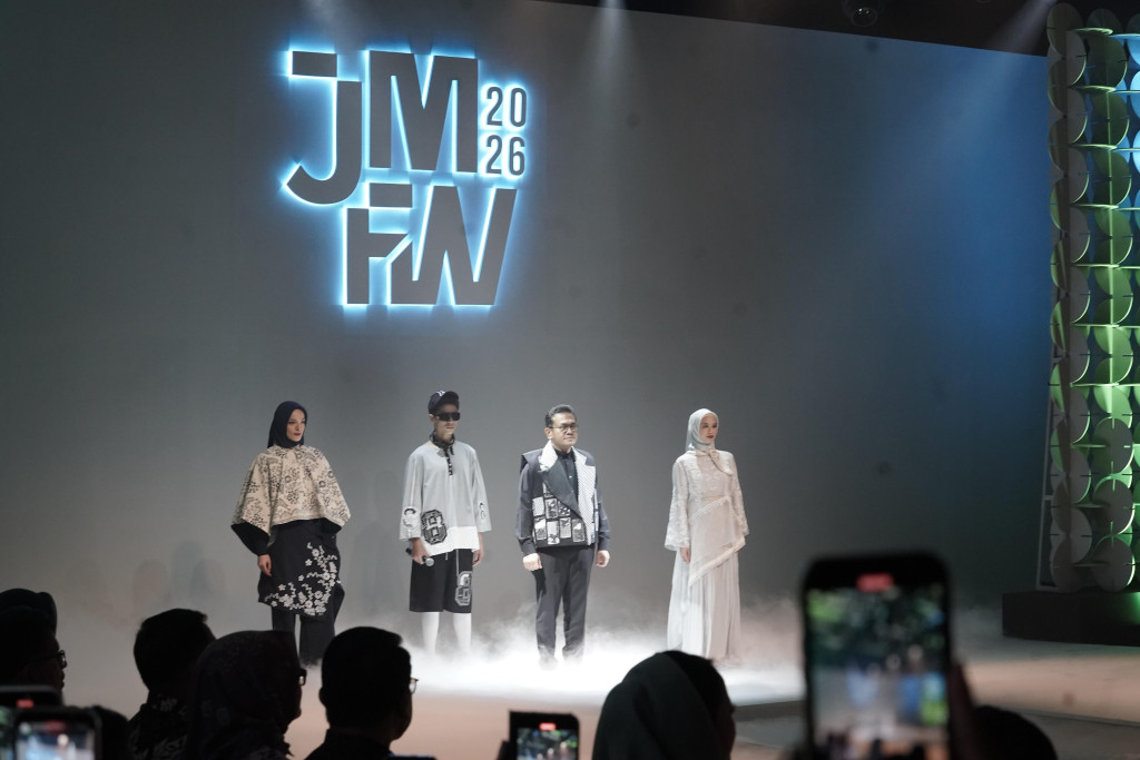 Kunjungan Hari Pertama JMFW 2026,  Mendag Busan Optimistis dengan Kekuatan Produk Lokal