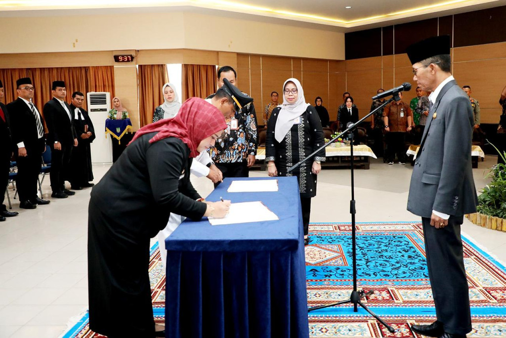 Lantik Kepala Disdukcapil Baru, Amsakar: Layani Warga dengan Cepat dan Baik