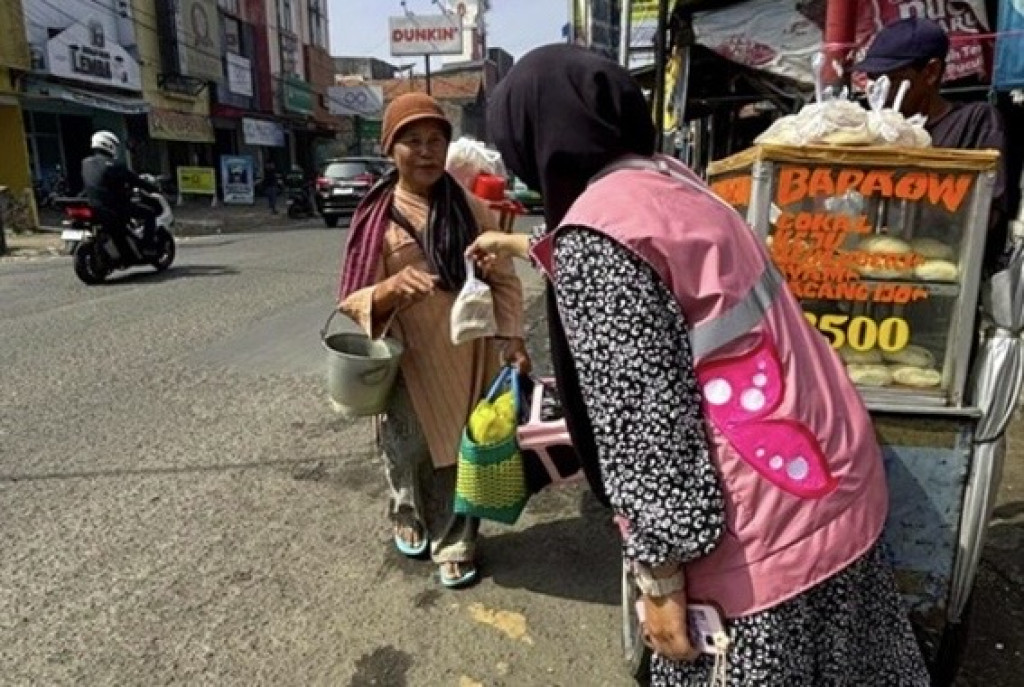 Lewat Jumat Berkah, PLN Dukung UMKM dan Warga Sekitar Bandung