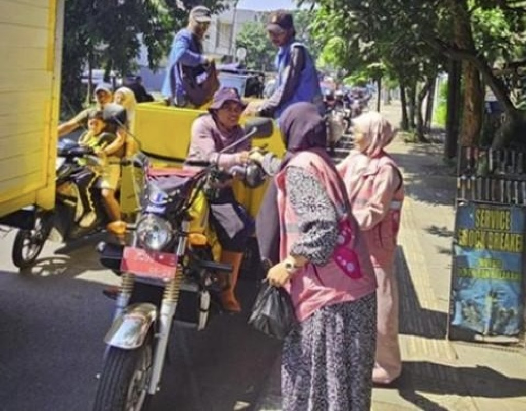 Lewat Jumat Berkah, Srikandi ULP Kopo Berbagi Semangat Saling Menguatkan