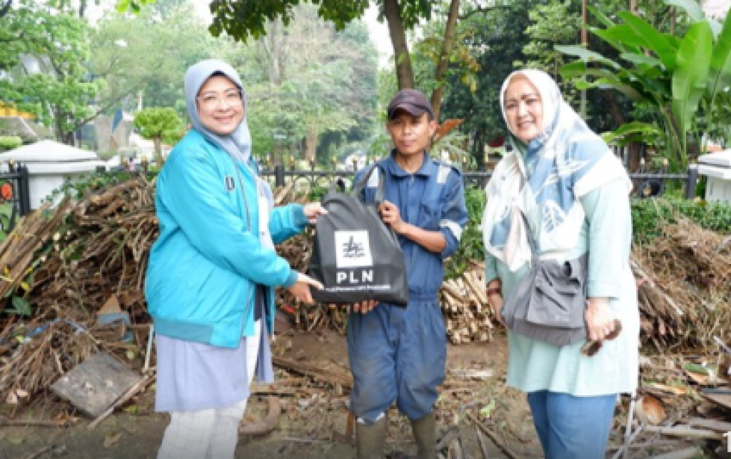 Lewat Program Jumat Berkah, PLN UP3 Bandung  Sebarkan Energi Kebaikan