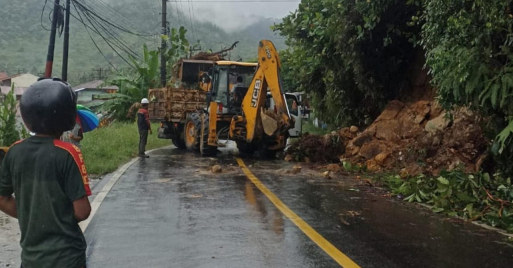 Material Longsor Tutupi Badan Jalan, BPBD Tapteng Turunkan Alat Berat
