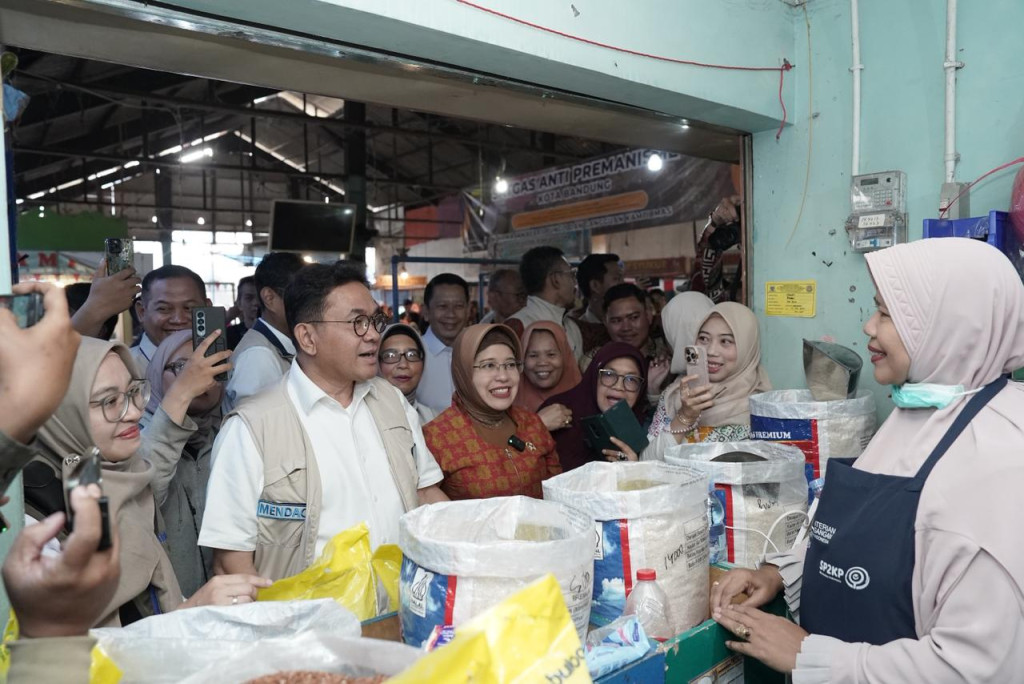Mendag Busan Pastikan Harga Bapok Stabil dan Stok Cukup di Pasar Cihapit, Bandung