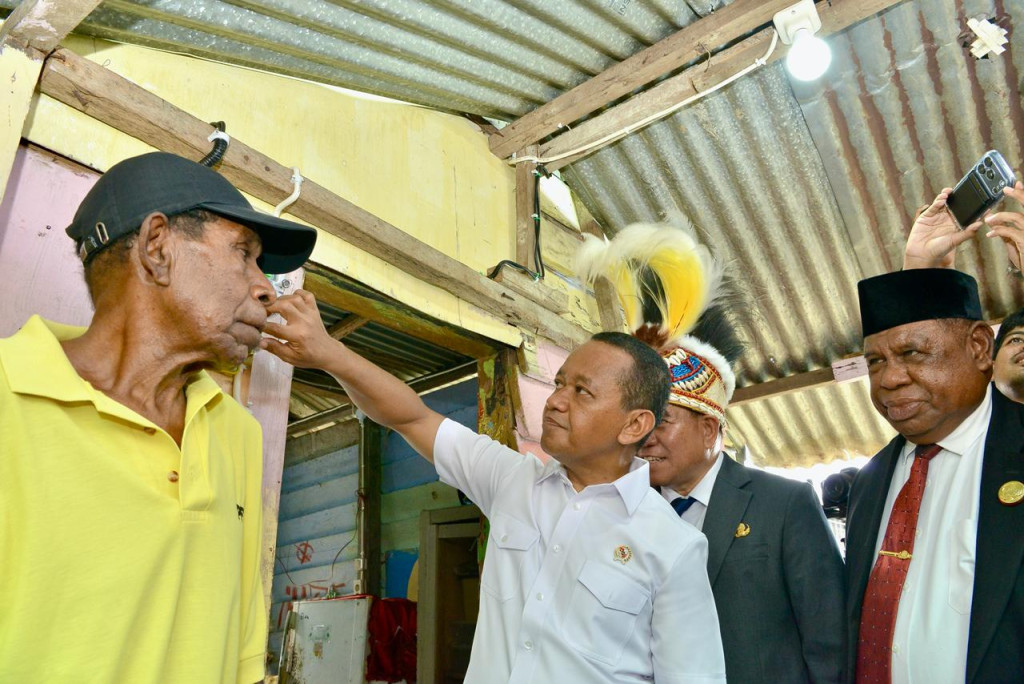 Menteri Bahlil Resmikan 100 Sambungan Listrik Baru di Fakfak, Target 292 Rumah Tahun Ini