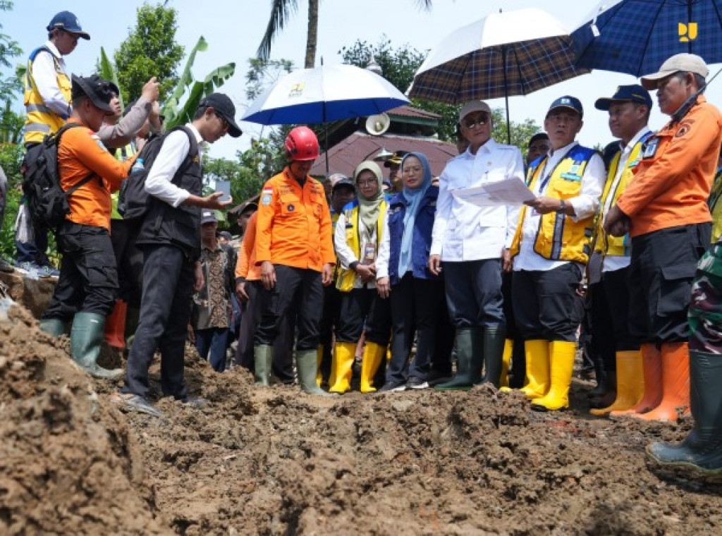 Menteri PU Tinjau Lokasi Longsor Banjarnegara