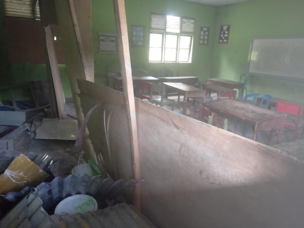 Miris! Ruang Kelas SDN 011 Kepenuhan Hulu Bak Gudang Sampah, Kepsek Baidah Dinilai Abai terhadap Kondisi Sekolah