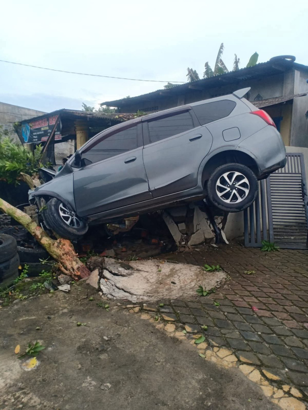 Mobil Tabrak Pohon dan Teras Rumah di Langkat Usai Pulang Jalan - jalan