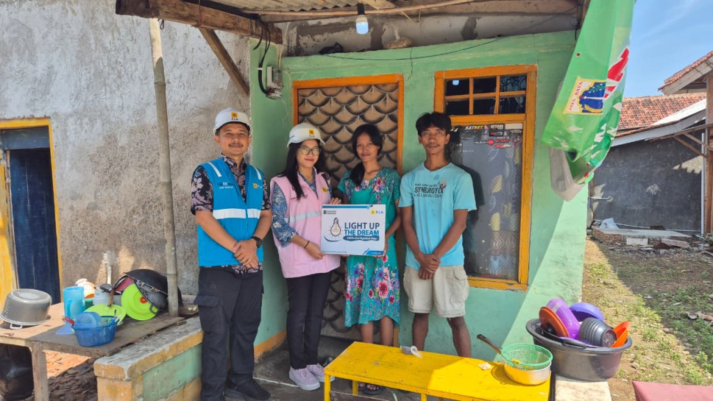 Momen HLN Ke-80, PLN UID Jabar Sambungkan Listrik Gratis untuk 844 Keluarga Kurang Mampu