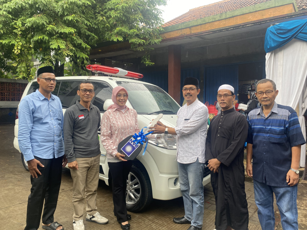Momen Reses III DPRD Kota Bekasi, Aminah Serahkan Satu Unit Ambulance untuk RW 07 Jatiasih