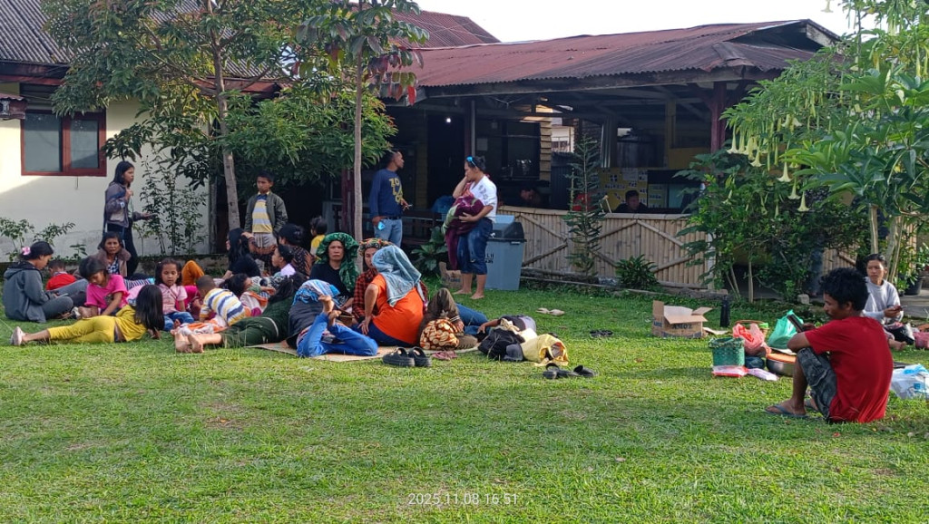 Parbuluan VI Mencekam Buntut PT Gruti, Puluhan Warga Mengungsi ke Mapolres Dairi