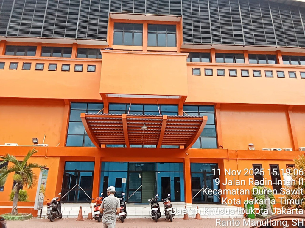 Pekerjaan Pemeliharaan Gedung Senam Raden Intan II Jakarta Timur Diduga Asal-asalan