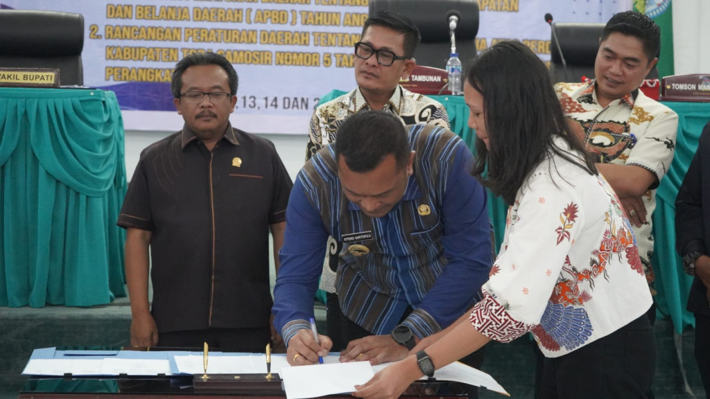 Pemkab dan DPRD Toba Tandatangangi Nota Kesepakatan Ranperda APBD menjadi Perda APBD 2026