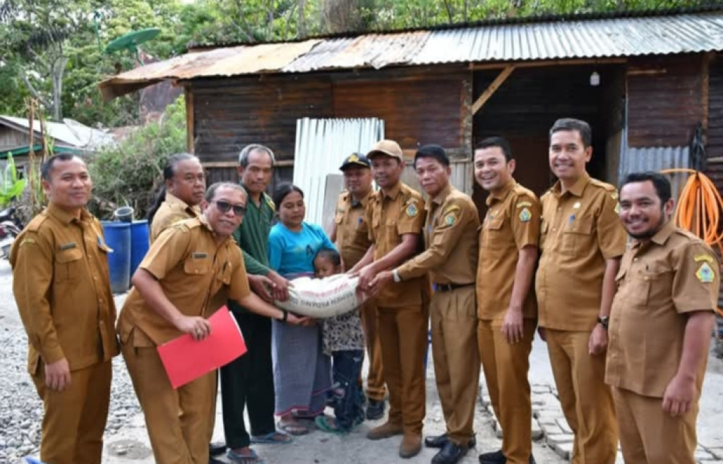 Pemkab Samosir Bantu Warga  100 zak semen dan 22 lembar seng Korban Kebakaran di Desa Pallombuan.