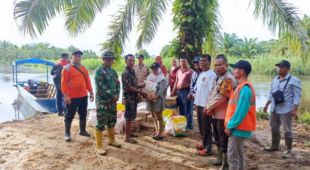Pemkab Tapteng Salurkan Bansos Kepada Warga Terdampak Banjir