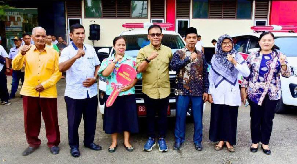Pemkab Tapteng Serahkan Ambulans Kepada Puskesmas Lumut dan Manduamas