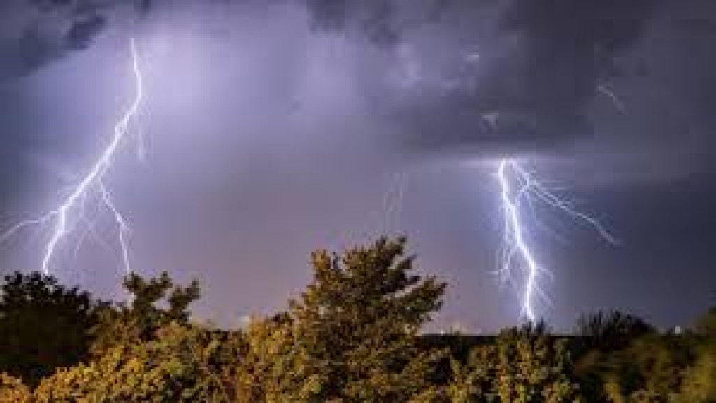 Pengantin Baru di Lampung Tewas Tersambar Petir Saat Istri Main HP di Kamar