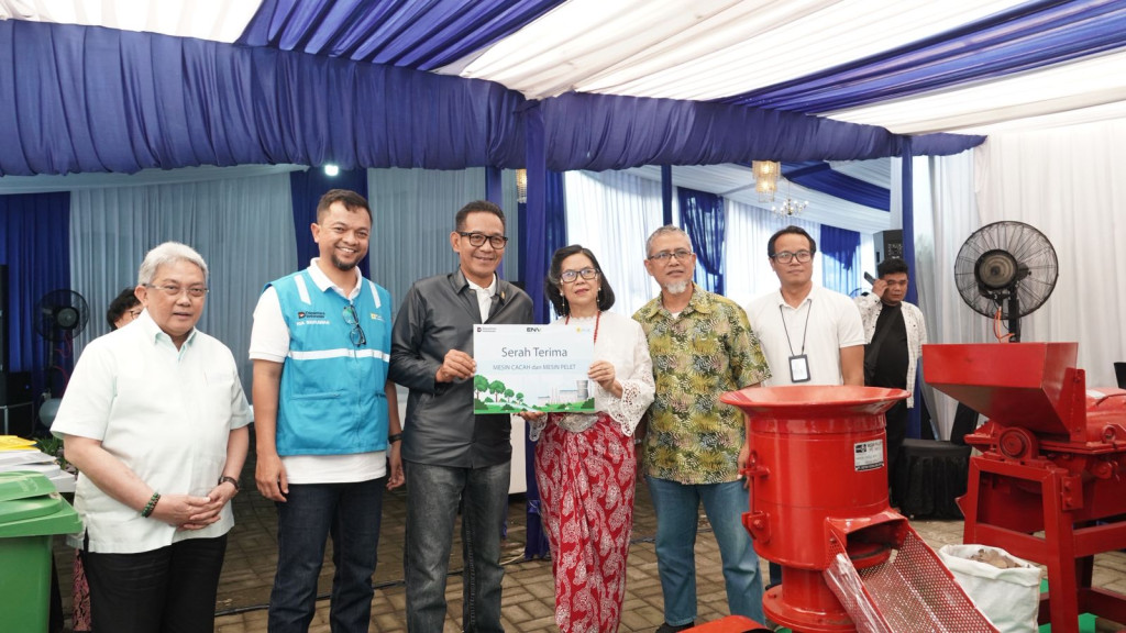 Pengolahan Sampah Ramah Lingkungan, PLN UID Jaya Serahkan Mesin Cacah dan Pelet Listrik kepada GCB