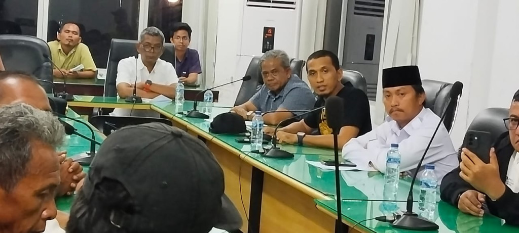 Pengunjuk Rasa Kecewa, DPRD Tolak Bentuk Pansus Proyek Kantor Bupati Tapteng
