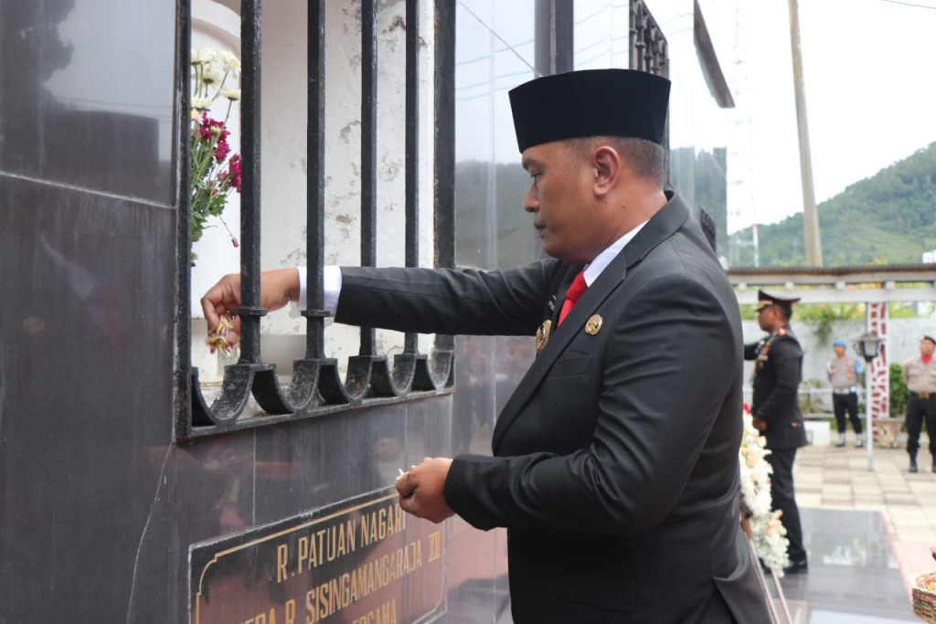 Peringati Hari Pahlawan, Pemkab Toba Upacara di Makam Pahlawan Nasional dan Halaman Kantor Bupati