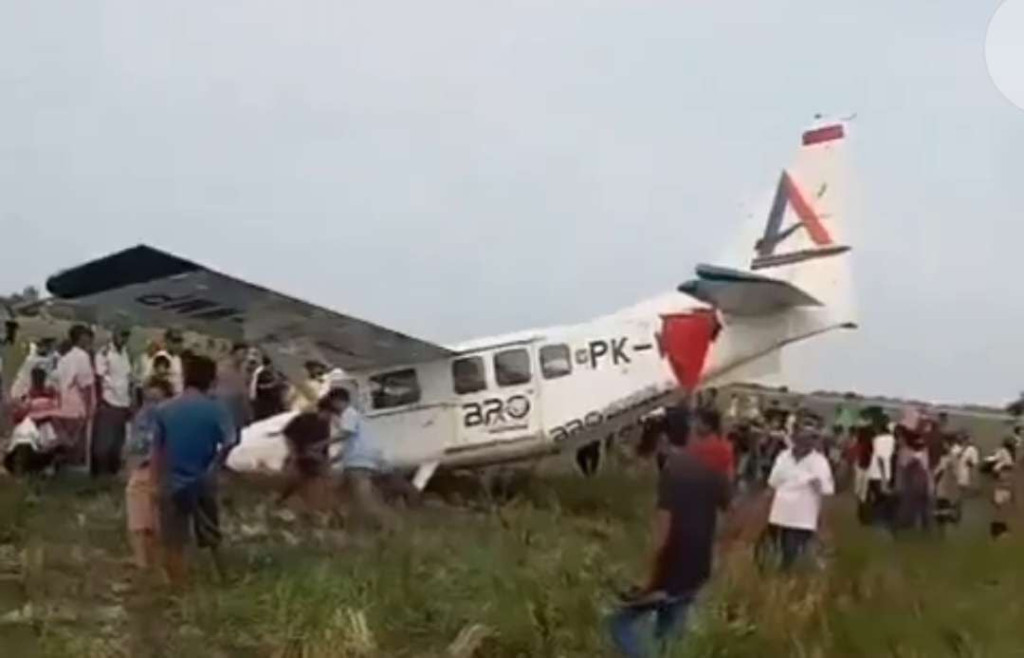 Pesawat GA28 Mendarat Darurat di Karawang, Lima Awak Selamat dari Gangguan Mesin