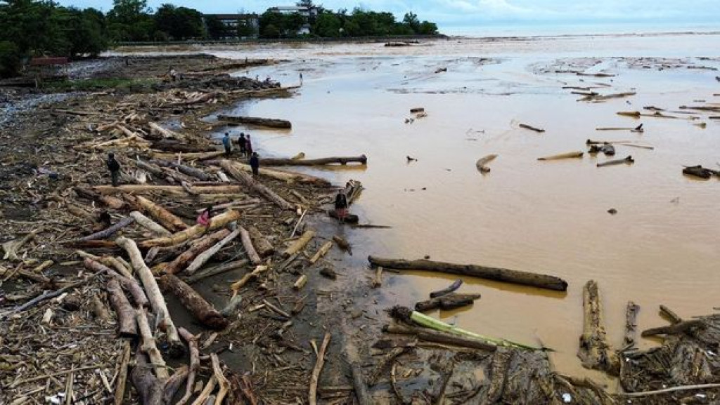 Pesisir Padang Dipenuhi Kayu Usai Banjir Bandang, Korban Tewas di Agam Tembus 86 Orang