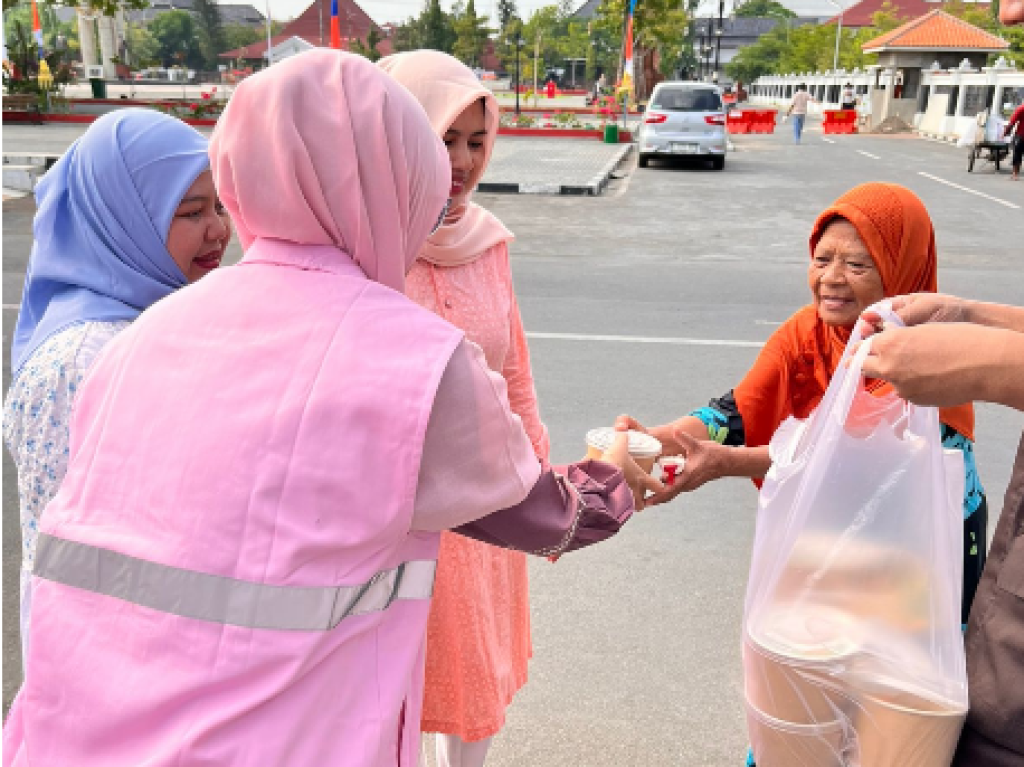 PLN Indramayu Gelar Jumat Berbagi, Bantu Warga dan Dukung UMKM Lokal