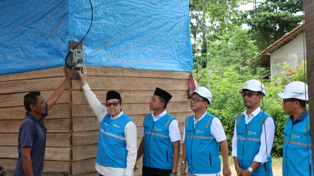 PLN Nyalakan Harapan 10 Keluarga Prasejahtera di Konawe Lewat Program Light Up The Dream