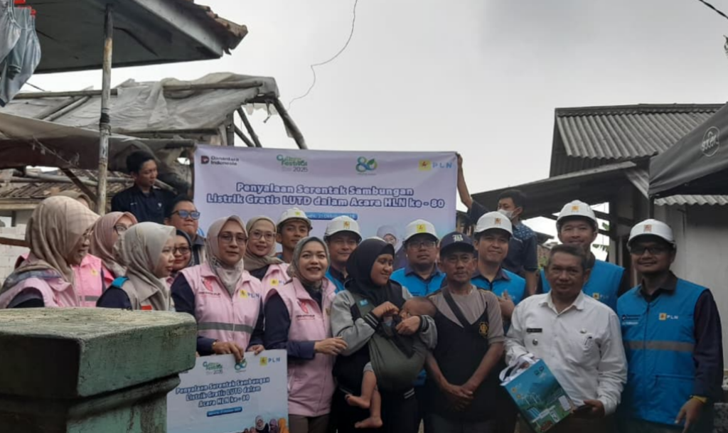 PLN UP3 Cimahi Nyalakan Listrik 80 Keluarga Lewat Program LUTD