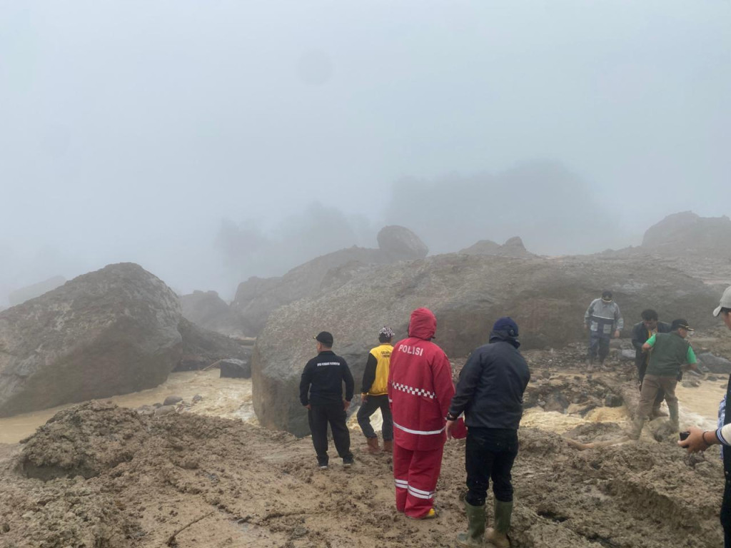 Polres Humbahas Meski Cuaca Ektrim Pencarian Korban Longsor Tetap Dilaksanakan Dengan Kehatihatian