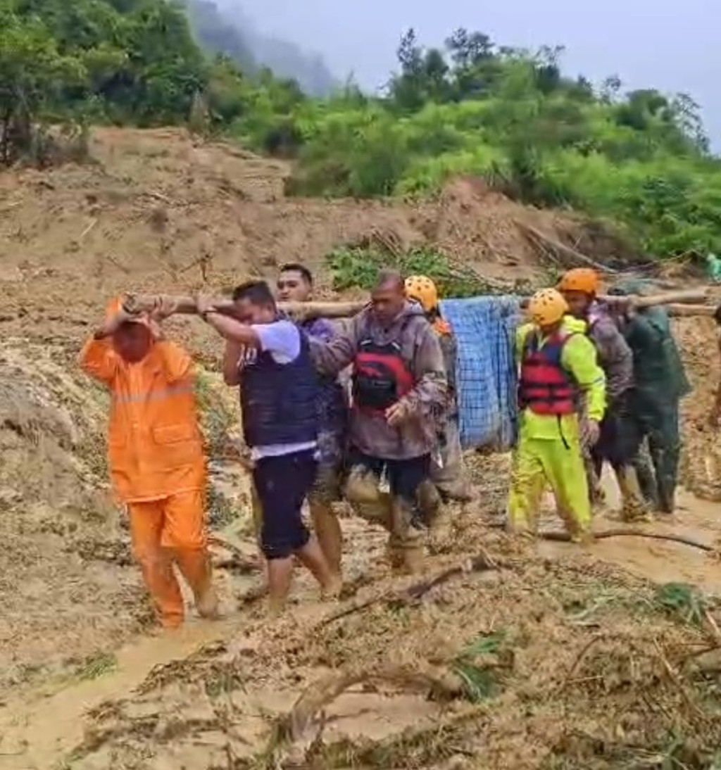 Polres Tapanuli Selatan Tempuh Medan Berat, Evakuasi Warga Longsor dan Salurkan Bantuan