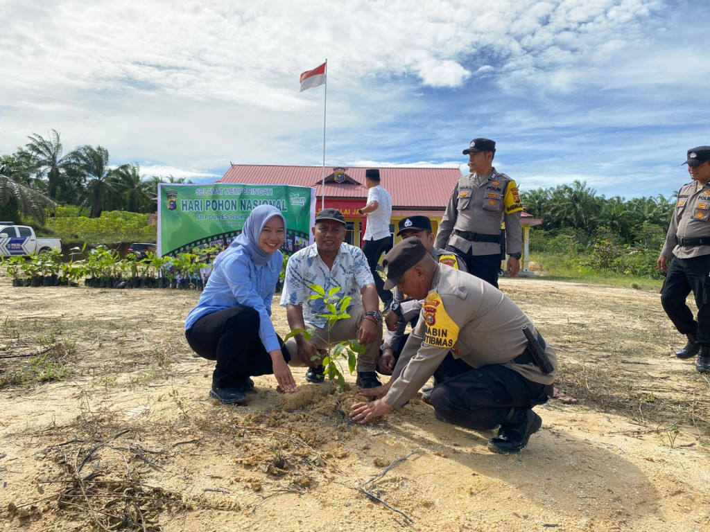 POLSEK BAGAN SINEMBAH SUKSES GELAR PENANAMAN 21000 POHON, DUKUNG PROGRAM KAPOLDA RIAU HIJAUKAN LINGKUNGAN