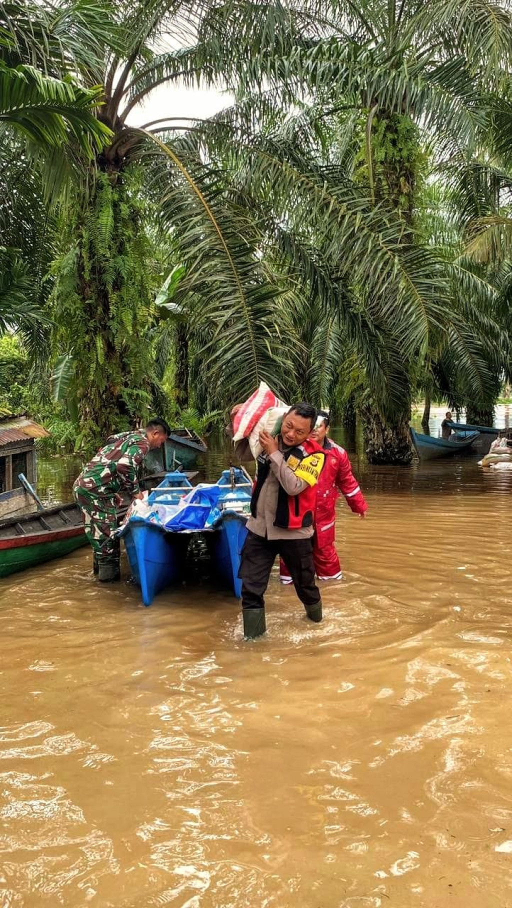 Polsek Longkib Bantu Penyaluran Bantuan Sosial Kepada Masyarakat yang Terkena Banjir di Kecamatan Longkib
