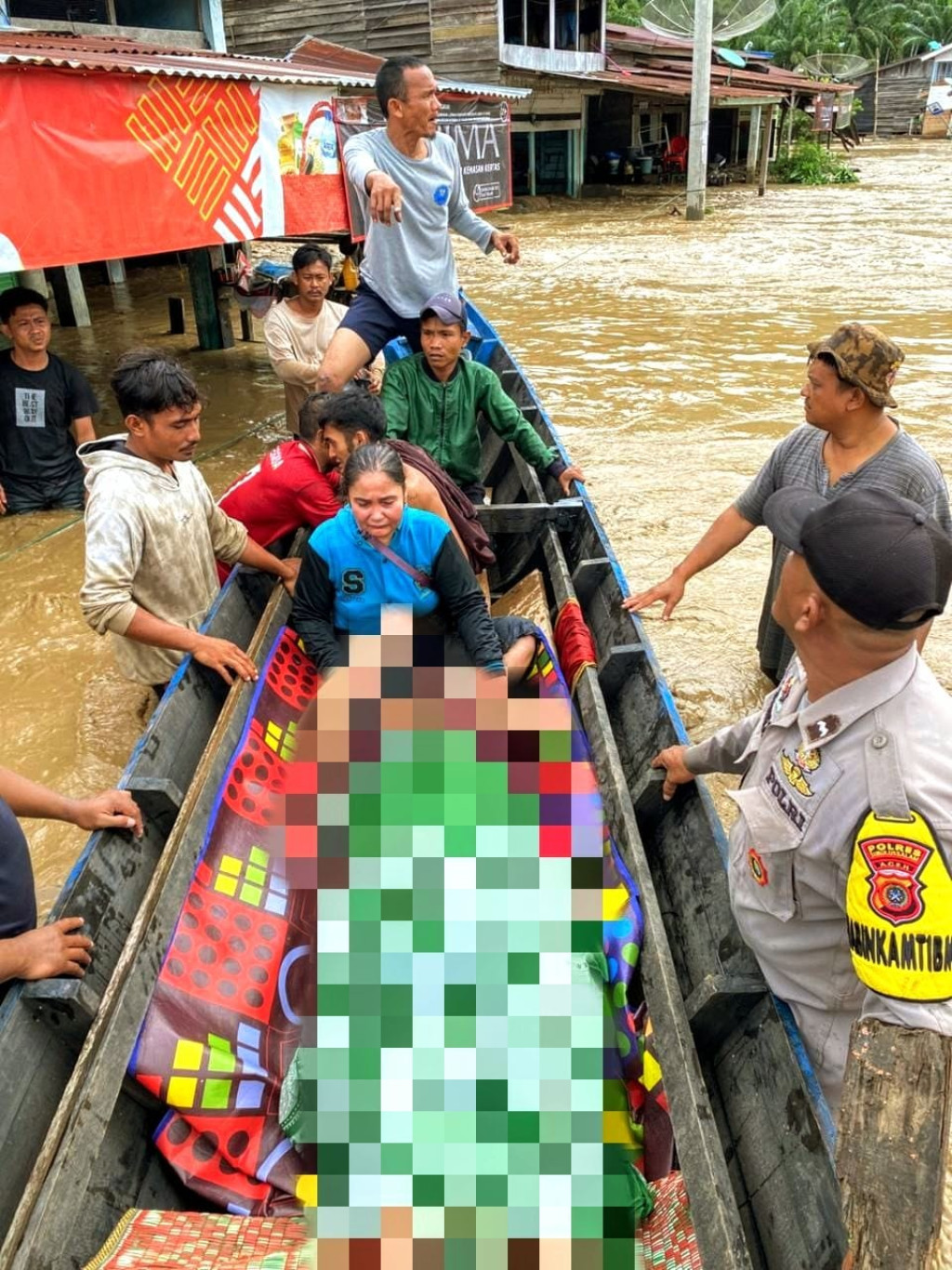 Polsek Sultan Daulat Evakuasi Korban Meninggal Dunia Akibat Banjir di Desa Suka Maju