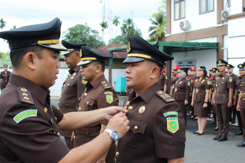 Presiden RI Anugerahkan Satyalencana Karya Satya kepada Tiga Pegawai Kejari Madina