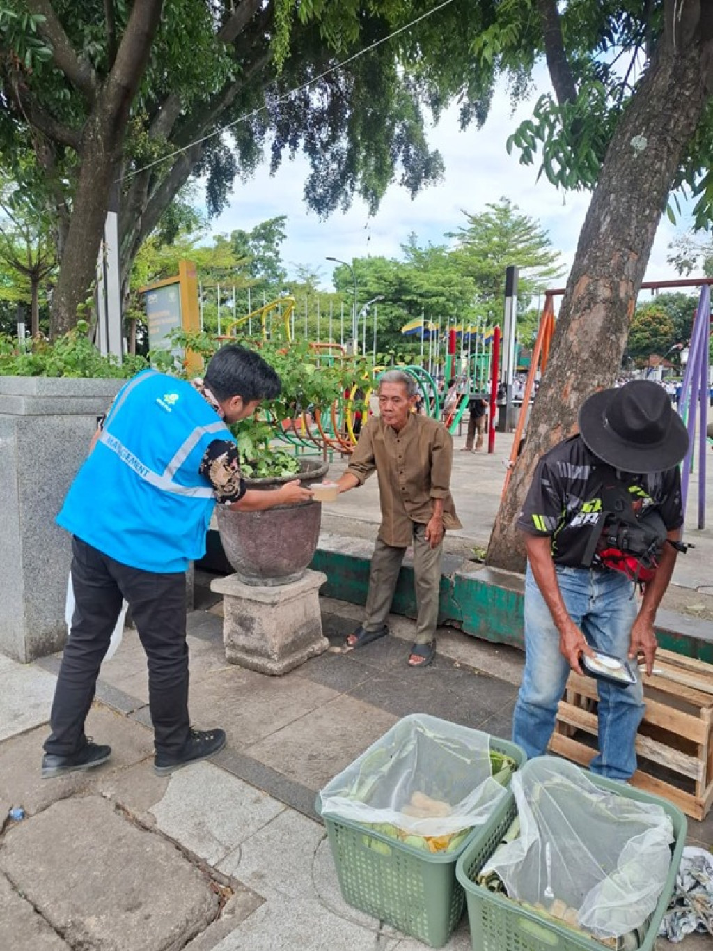 Program Jumat Berkah PLN Dukung Pedagang UMKM di Sekitar ULP Bandung Barat