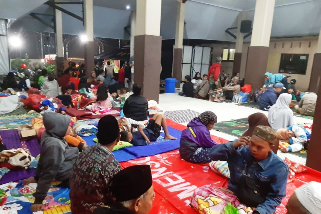 Pronojiwo–Candipuro Penuh Pengungsi: 956 Jiwa Selamatkan Diri dari Erupsi Semeru