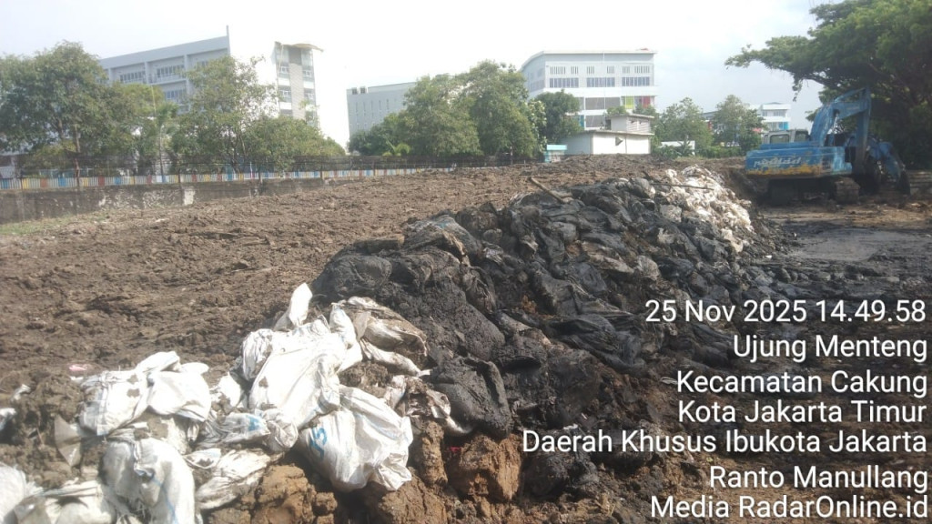 Proyek Pemagaran GOR Cakung Barat Gunakan Tanah Boncos