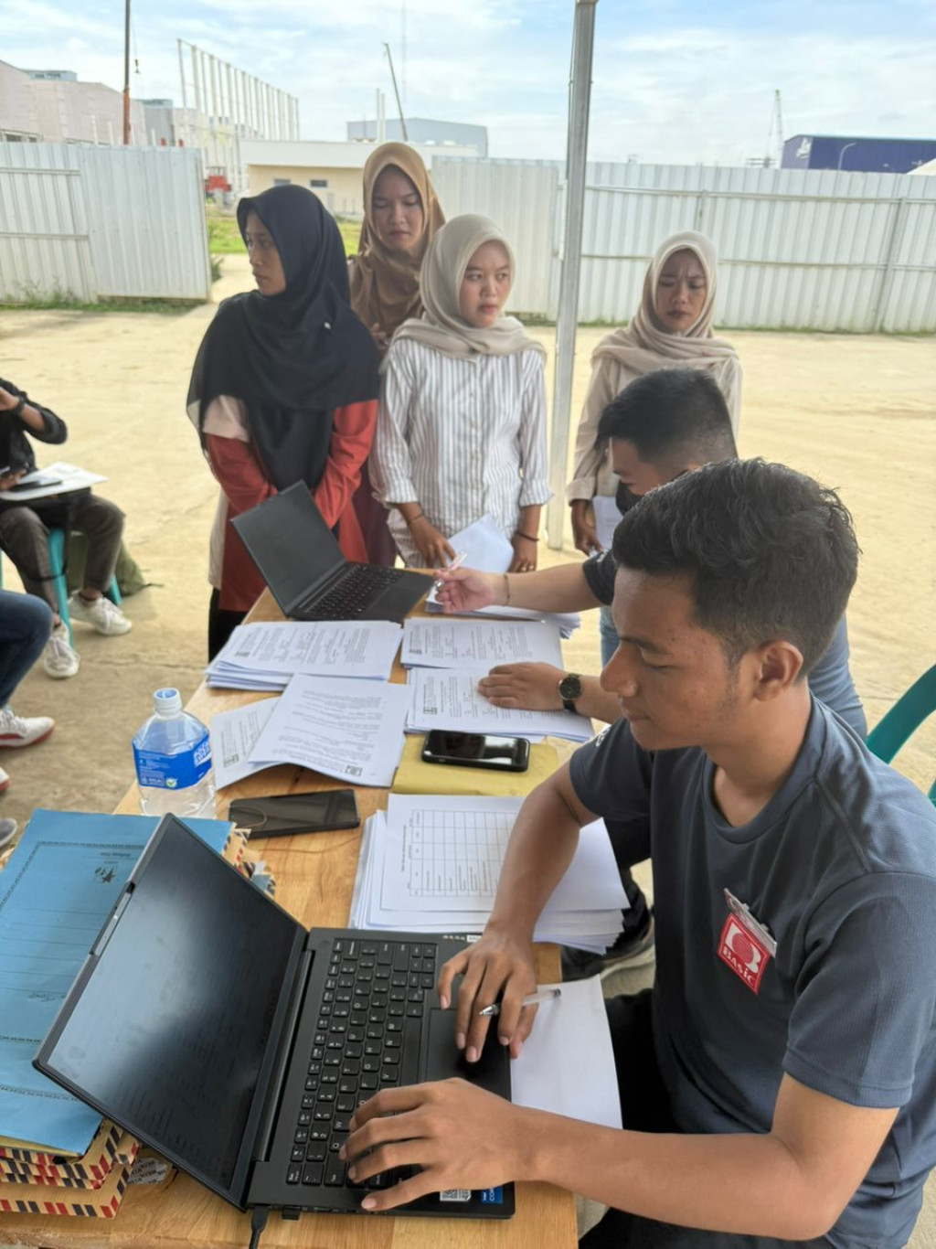 PT.Basic Internaisoanal Sumatera telah mempekerjakan banyak karyawan lokal, yang telah meningkatkan tingkat pekerjaan.