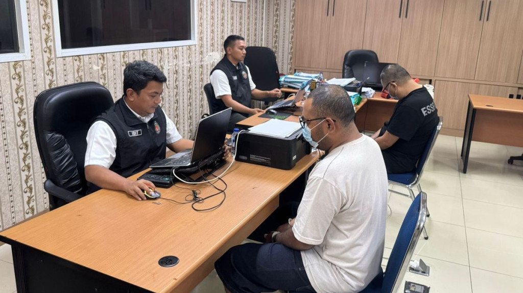 Rampas Mobil Taksi Online yang Antar Jemaah Umrah di Bandara Soetta, Debt Collector Ditangkap