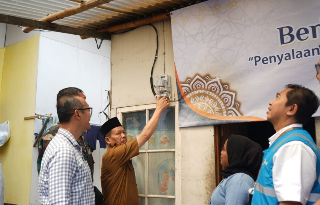 Rayakan HLN ke-80, PLN Sambungkan Listrik Gratis bagi 844 Warga Pra-Sejahtera di Jawa Barat