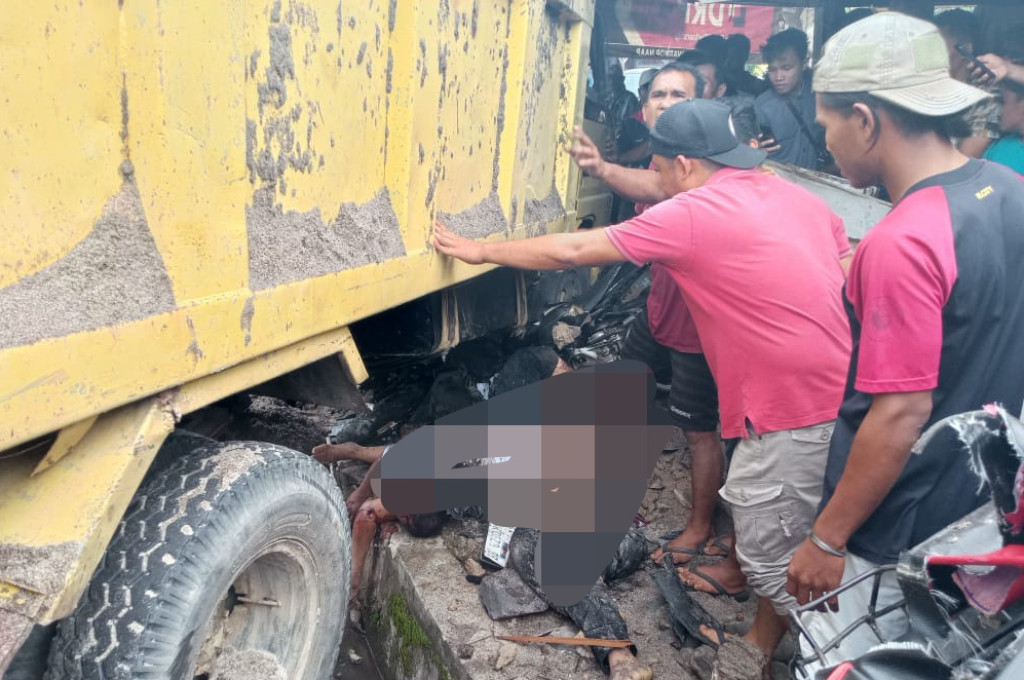 Rem Blong! Dump Truk Tabrak Ayah dan Anak Hingga Tewas di Sibabangun