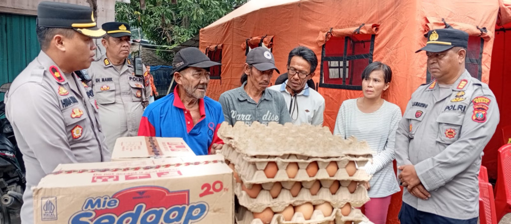 Respon Cepat Polsek Medan Area Beri Bantuan kepada Korban Kebakaran