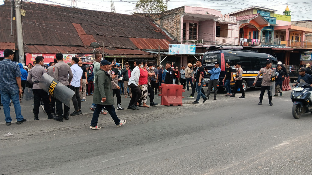 Ricuh PT Gruti, Polres Dairi Digeruduk Massa, Polisi Lepaskan Tembakan