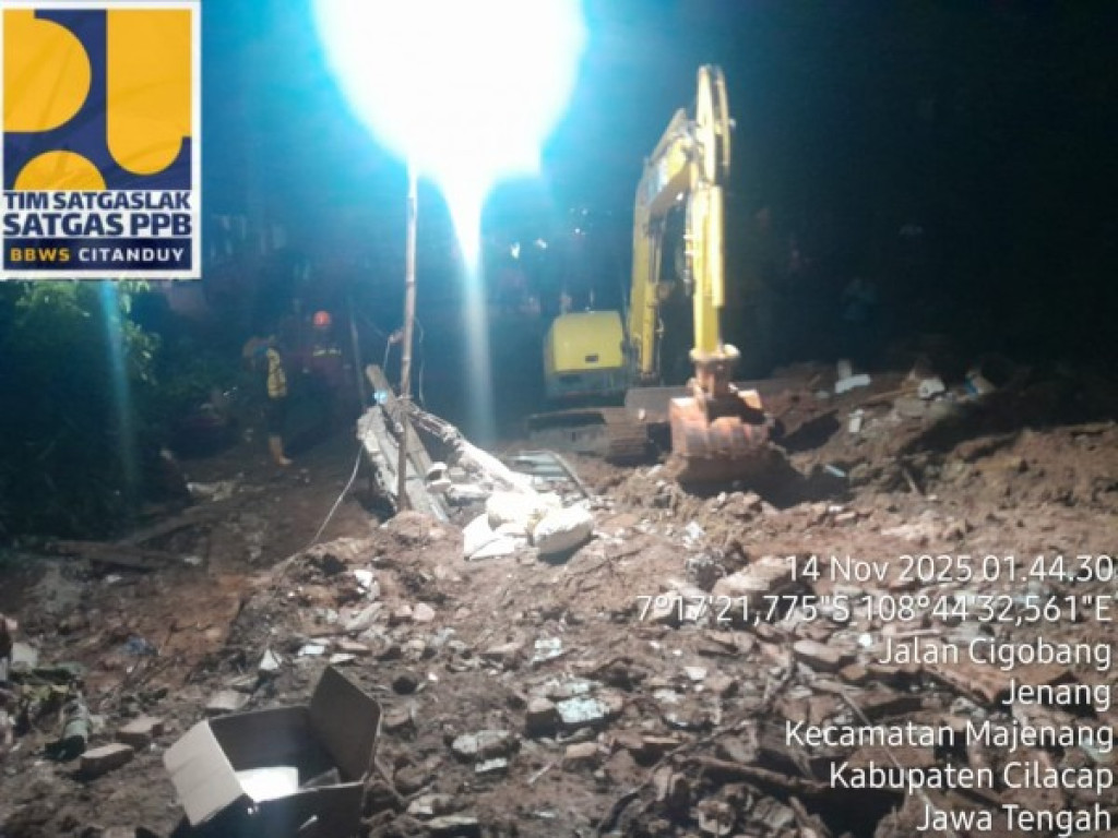Sejumlah Excavator Dikerahkan Bantu Penanganan Bencana Banjir Tanah Longsor di Kabupaten Cilacap